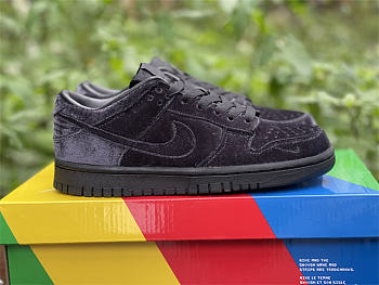 Dover Street Market x SB Dunk Low “Triple Black” DH2686-002