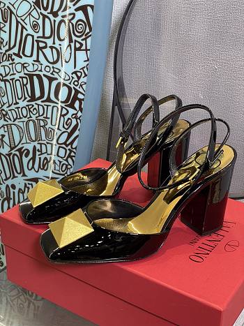 ONE STUD PATENT-LEATHER SLINGBACK PUMP BLACK 90 MM