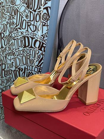 ONE STUD PATENT-LEATHER SLINGBACK PUMP BEIGE 90 MM