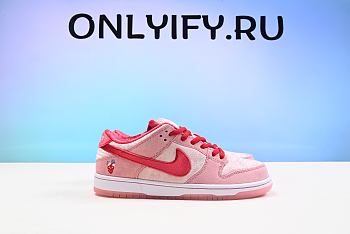 Nike SB Dunk Low StrangeLove Skateboards
