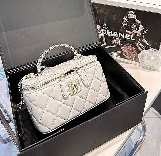 Chanel 22A Vanity Casual Style White Sheepskin Bag 17cm x 10cm - 1