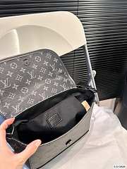 Louis Vuitton Pulse Messenger Black Bag M12681 22cm x 18cm - 2