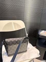 Louis Vuitton Pulse Messenger Black Bag M12681 22cm x 18cm - 3