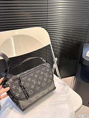 Louis Vuitton Pulse Messenger Black Bag M12681 22cm x 18cm - 4