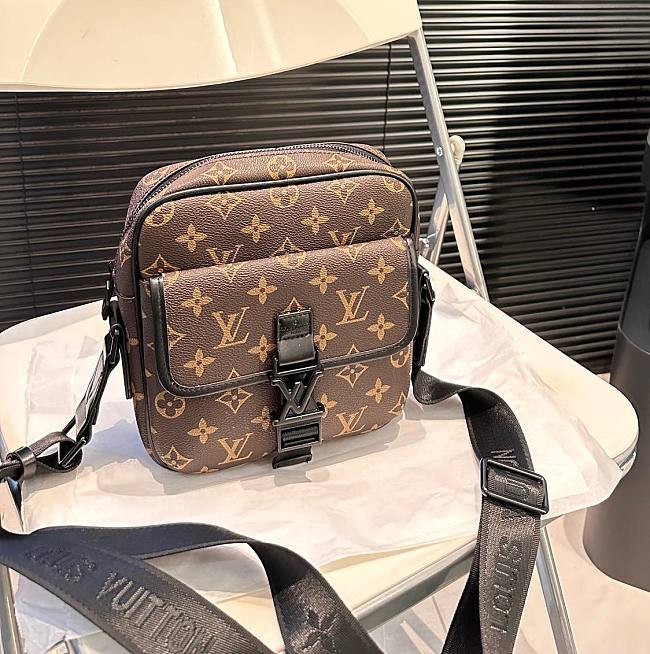 Louis Vuitton Quest Messenger Bag M46973 19cm x 20cm - 1