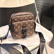 Louis Vuitton Quest Messenger Bag M46973 19cm x 20cm - 1