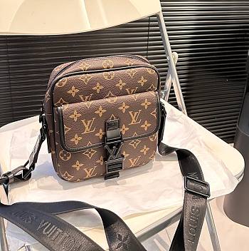 Louis Vuitton Quest Messenger Bag M46973 19cm x 20cm