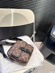 Louis Vuitton Quest Messenger Bag M46973 19cm x 20cm - 4