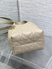 Small Dior Toujours Vertical Tote Bag Powder Beige Macrocannage Calfskin 18cm x 18cm x 12 cm - 4