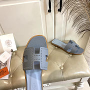 Hermès Oran Sandals – Matte Grey Calfskin with Hand-Stitched Detailing - 4