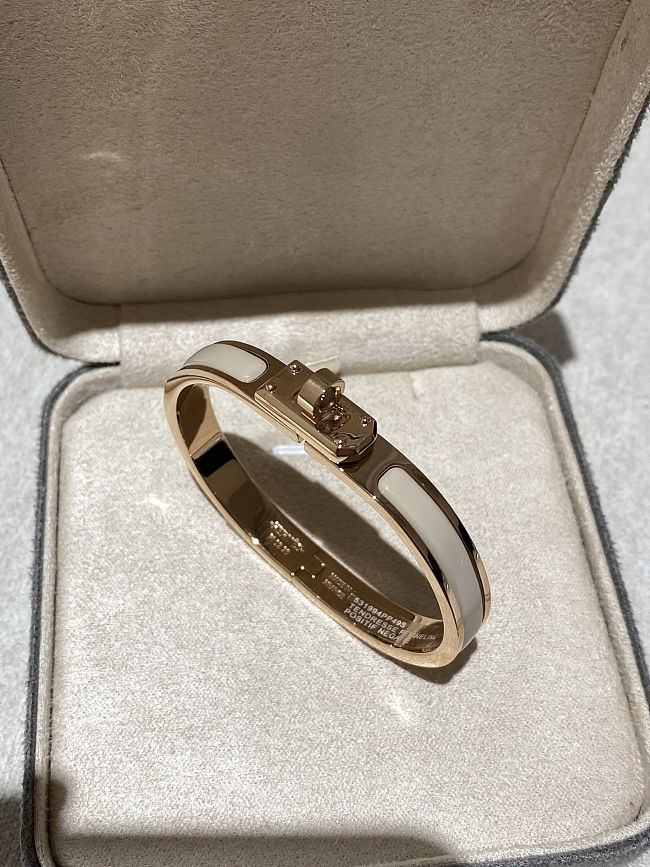 Hermès Mini Clic Kelly Bracelet – Enamel & Gold-Plated Hardware - 1
