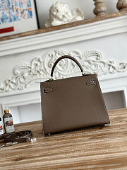Hermès Kelly 25 Retourne Bag – Etoupe Epsom Leather with Palladium Hardware - 3