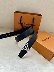 Louis Vuitton Classic Black Leather Belt – Textured Gold LV Buckle - 6