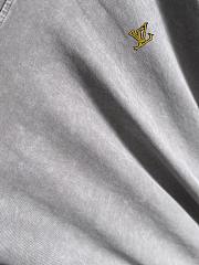 Louis Vuitton Grey T-Shirt with Embroidered LV Logo - 6