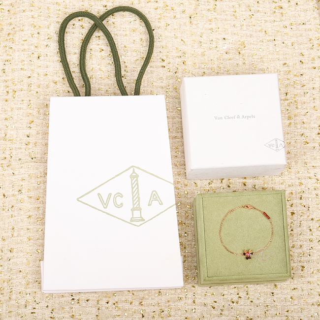 Van Cleef & Arpels Frivole Bracelet Mini Model VCARP7S900 – 18k Yellow Gold Diamond Jewelry - 1